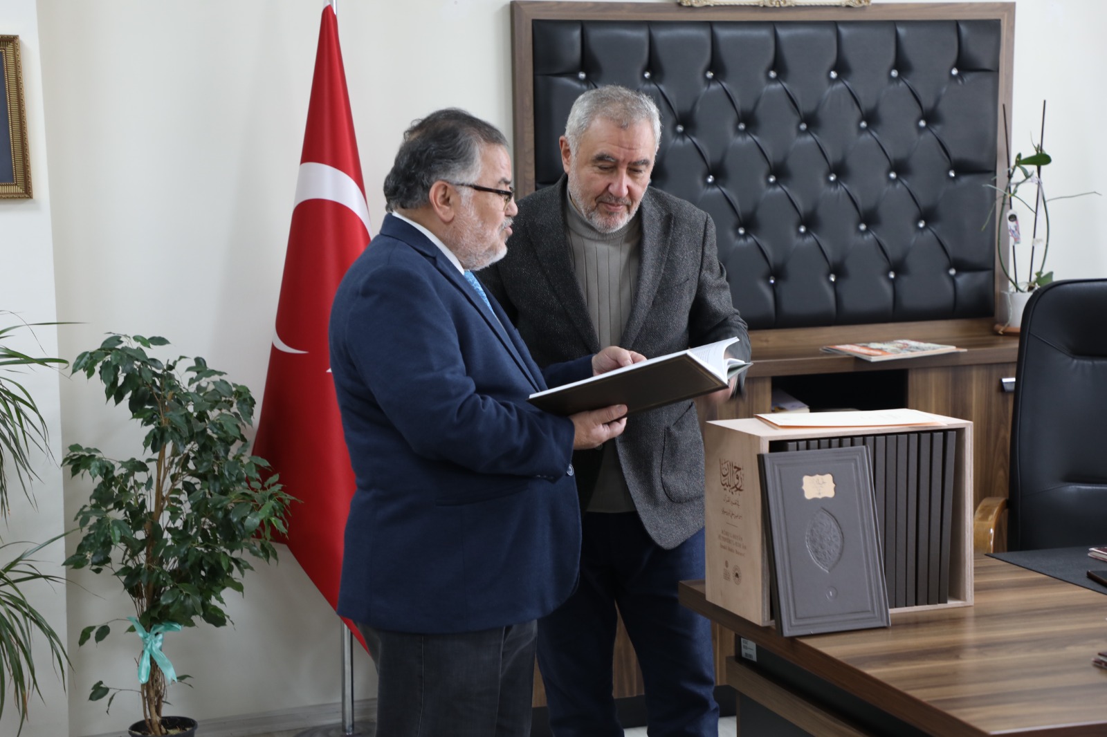 İsmail Hakkı Bursevî’nin Rûhu’l-Beyân Tefsirinin Tıpkıbasımı Fakültemiz Kütüphanesine Hediye Edildi